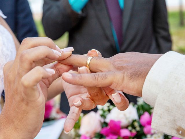 O casamento de Douglas e Helen em Mata de São João, Bahia 34