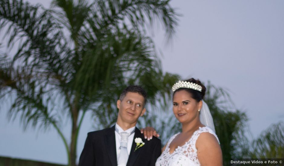 O casamento de Luciano e Carina em Fazenda Rio Grande, Paraná