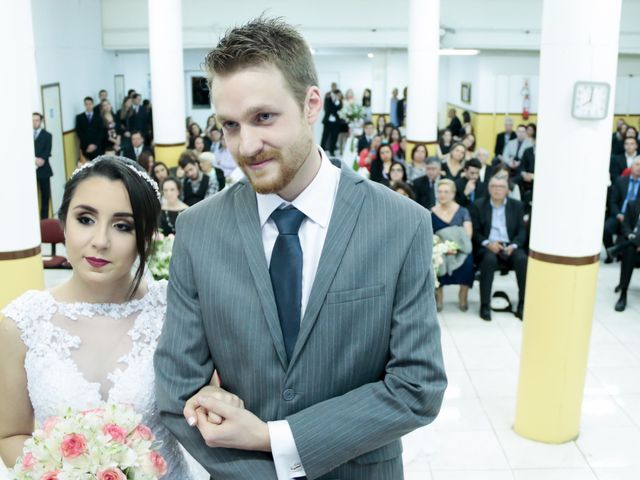 O casamento de Marie Fernandes e Leonardo  em Porto Alegre, Rio Grande do Sul 23