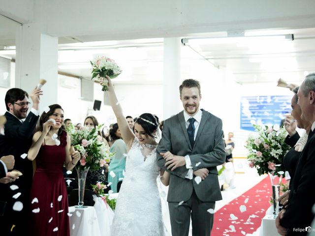 O casamento de Marie Fernandes e Leonardo  em Porto Alegre, Rio Grande do Sul 35