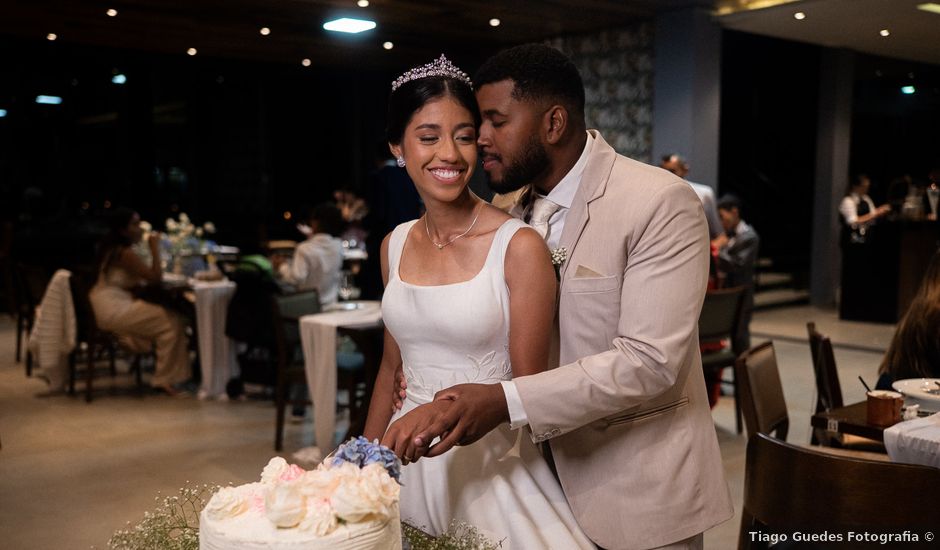 O casamento de Carlos e Esther em Bom Retiro, Santa Catarina