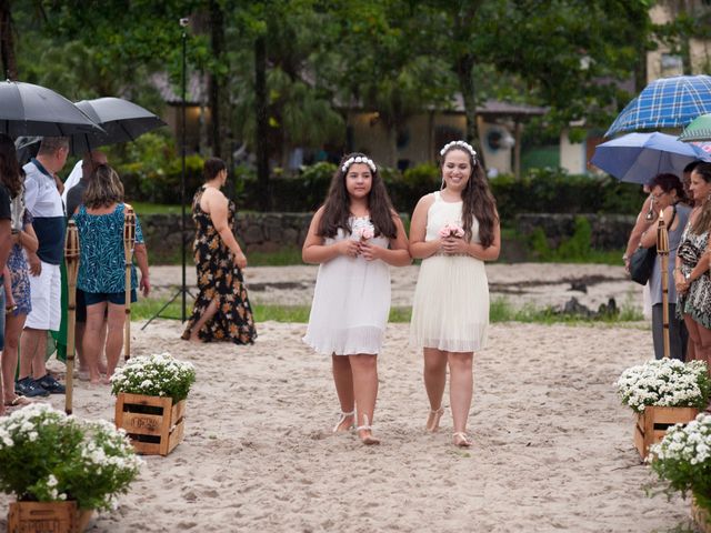 O casamento de Rodrigo e Daly em Maresias, São Paulo Estado 85