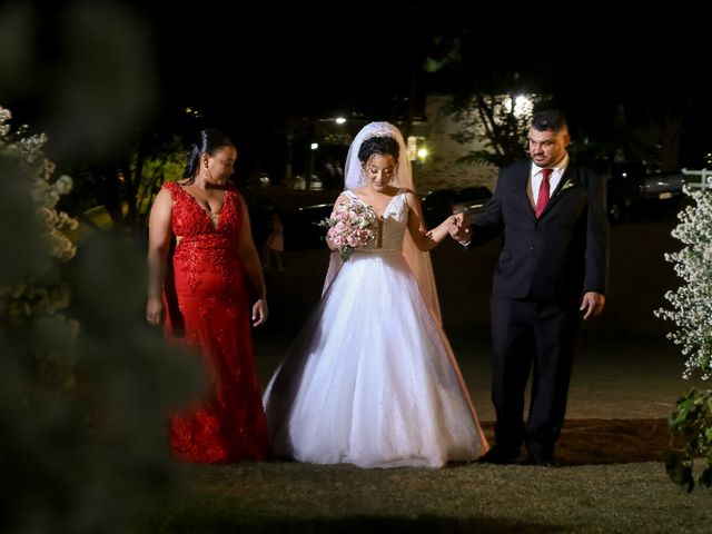 O casamento de Alexsandro e Ádila em Timóteo, Minas Gerais 36