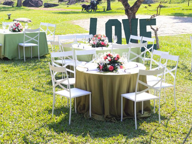 O casamento de Jhonatam e Gabriela em Niterói, Rio de Janeiro 253