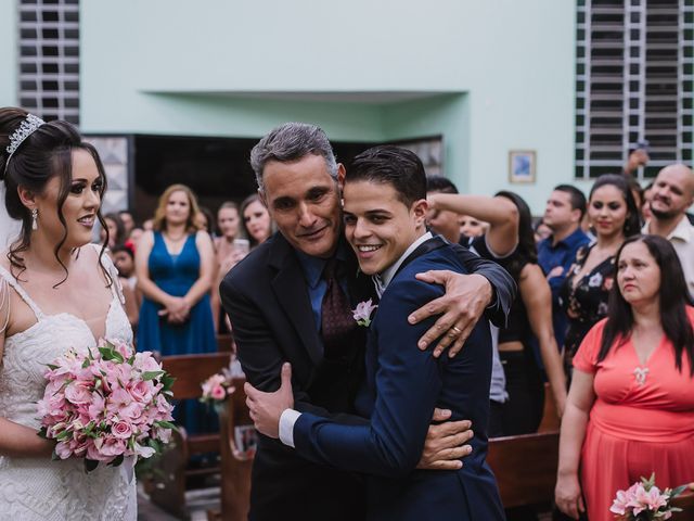 O casamento de Thiago e Raphaela em Belo Horizonte, Minas Gerais 32