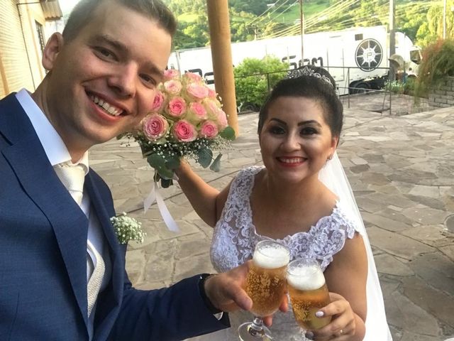 O casamento de Vianei Fatima e Tobias Augusto em Picada Café, Rio Grande do Sul 6