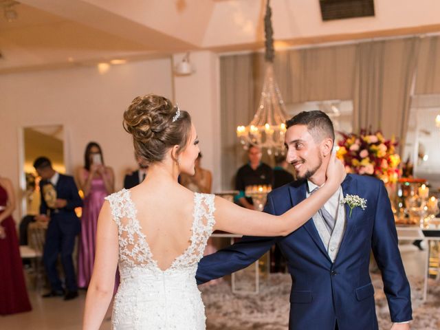 O casamento de Djonatan e Gabrielle em Curitiba, Paraná 140