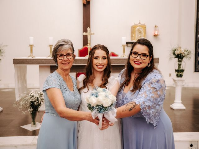 O casamento de Gabriel e Paola em Porto Alegre, Rio Grande do Sul 32