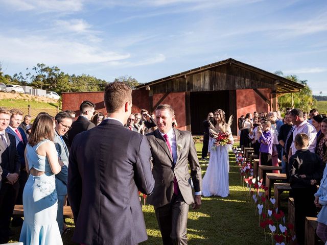 O casamento de Carlos e Fiama em Rio dos Cedros, Santa Catarina 25