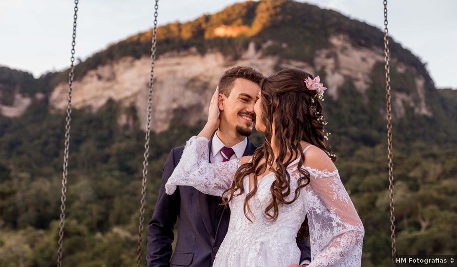 O casamento de Carlos e Fiama em Rio dos Cedros, Santa Catarina