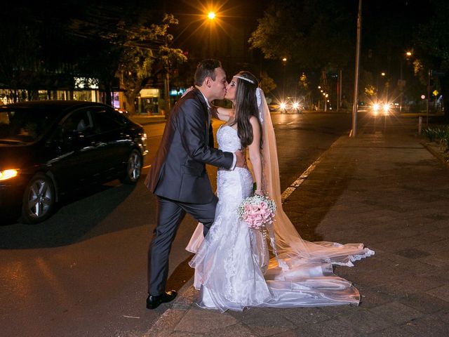 O casamento de Lucas e Priscila em Porto Alegre, Rio Grande do Sul 32