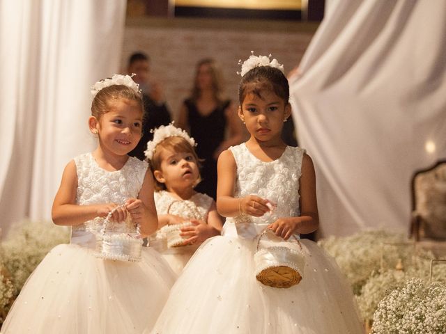 O casamento de Tiago  e Viviane  em Santo André, São Paulo 17