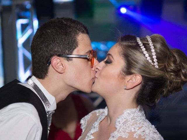 O casamento de Tiago  e Viviane  em Santo André, São Paulo 35