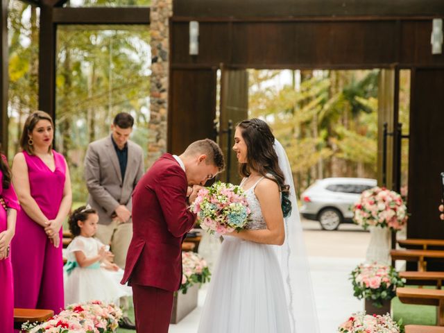 O casamento de Ewerton e Jennifer em Joinville, Santa Catarina 32