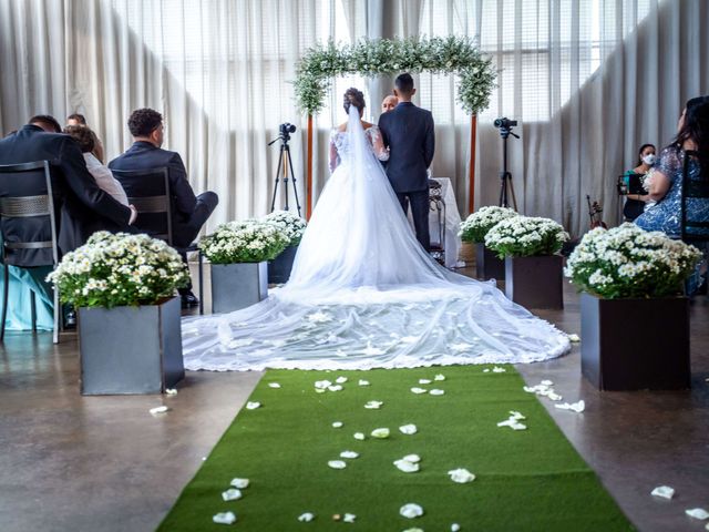 O casamento de Mateus e Carolina em Betim, Minas Gerais 24