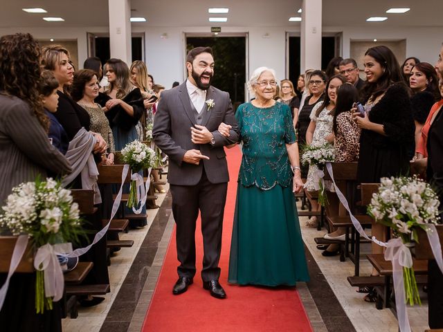 O casamento de Marcone e Fabiana em Belo Horizonte, Minas Gerais 25