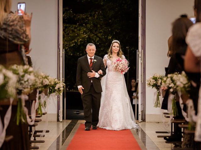 O casamento de Marcone e Fabiana em Belo Horizonte, Minas Gerais 30