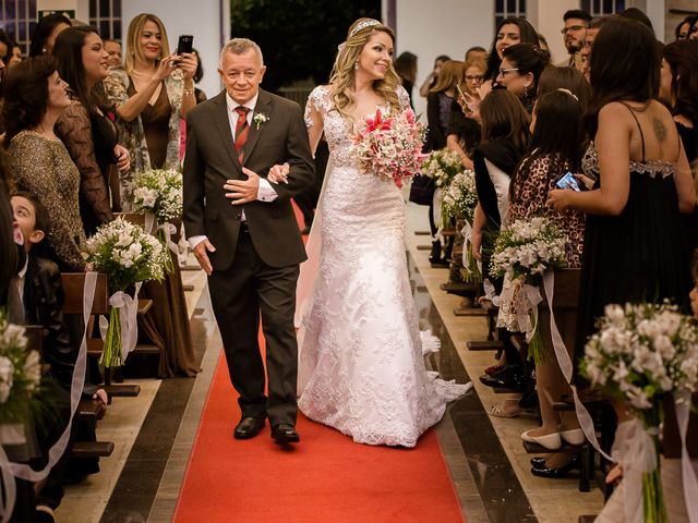 O casamento de Marcone e Fabiana em Belo Horizonte, Minas Gerais 31