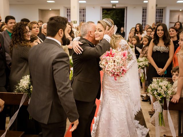 O casamento de Marcone e Fabiana em Belo Horizonte, Minas Gerais 33