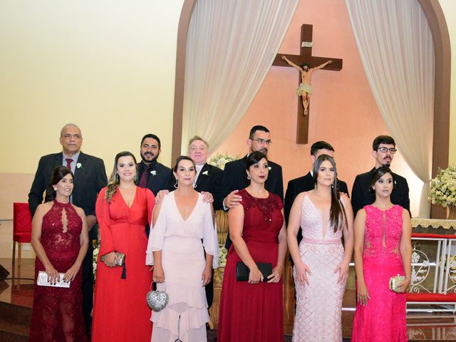 O casamento de Marcos e Karolina em Divinópolis de Goiás, Goiás 24