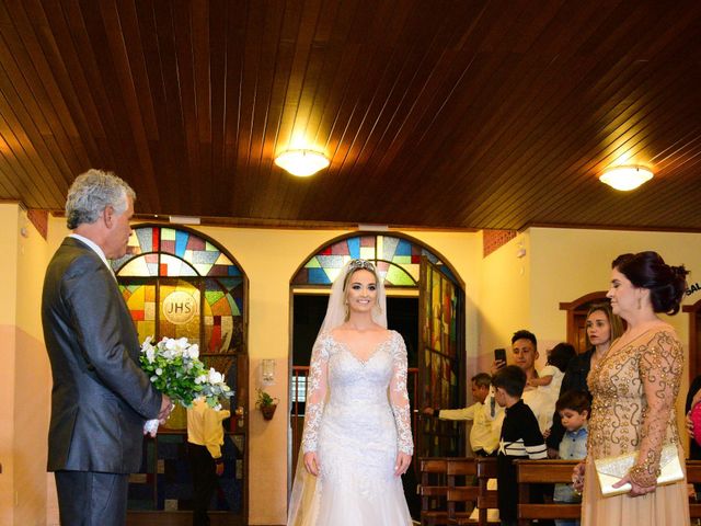 O casamento de Marcos e Karolina em Divinópolis de Goiás, Goiás 37