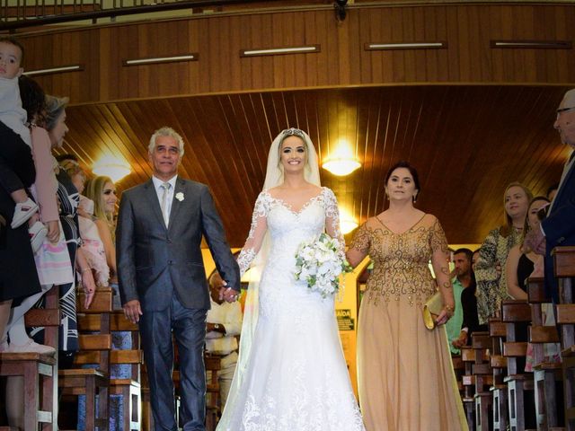 O casamento de Marcos e Karolina em Divinópolis de Goiás, Goiás 40