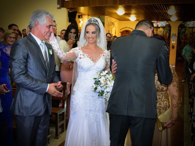 O casamento de Marcos e Karolina em Divinópolis de Goiás, Goiás 43