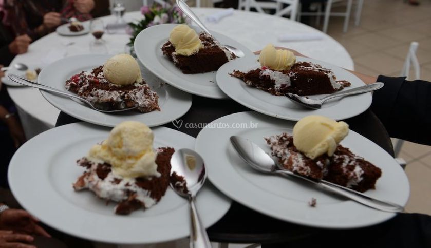 Bolo de chocolateeeeee com sorvete 2