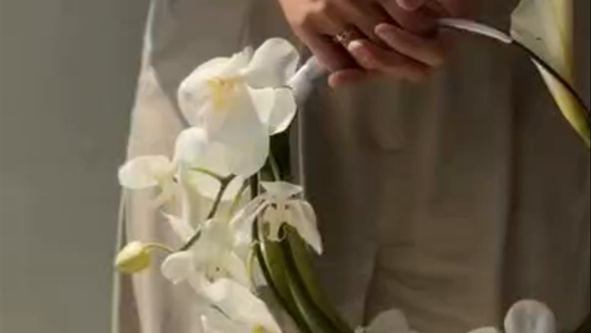 Buquê em formato circulo com Callas e Orquídeas. 