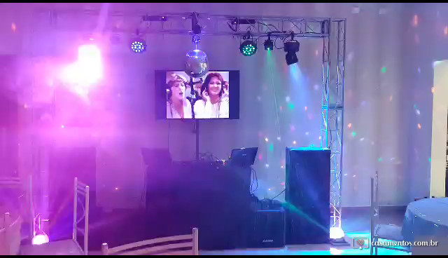 DJ para festas e eventos com equipamento de som e iluminação.