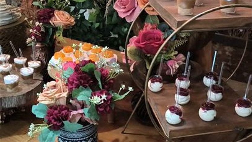 Decoração da mesa de bolo e doces 