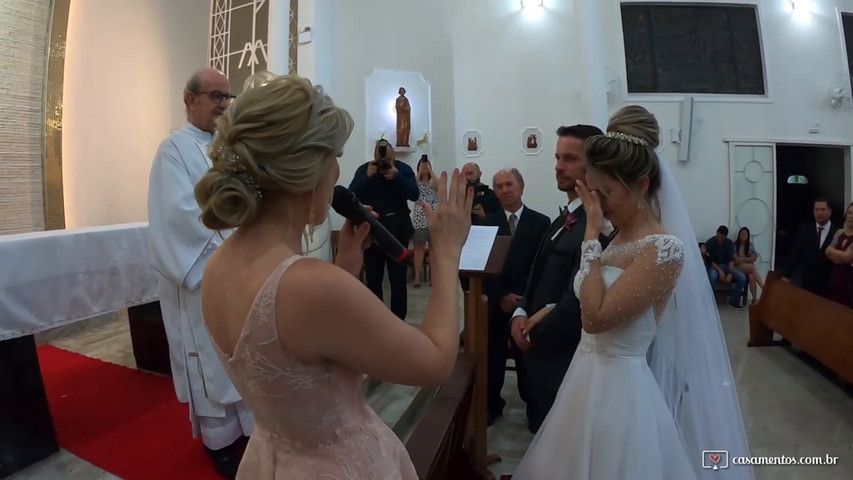 Mãe canta no casamento da filha e a noiva não segurou a emoção.