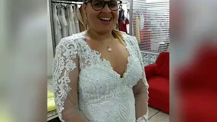 Noiva Fernanda com seu vestido confeccionado sob medida!