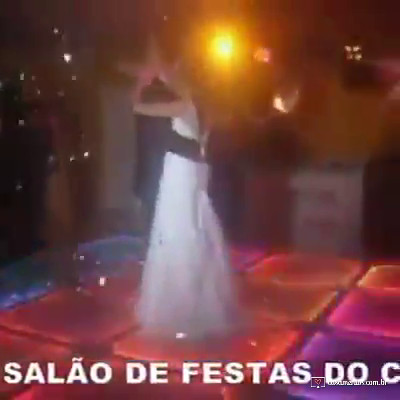 Dança romãntica do casal na pista de dança