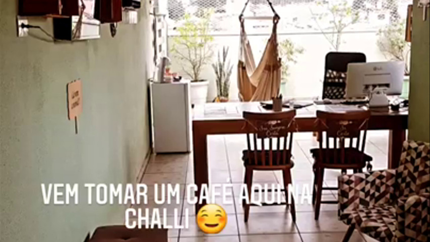 Vem tomar um café aqui na Charlli 