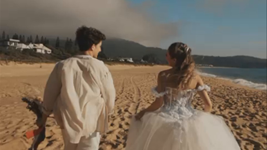 Um casamento com os pés na areia.