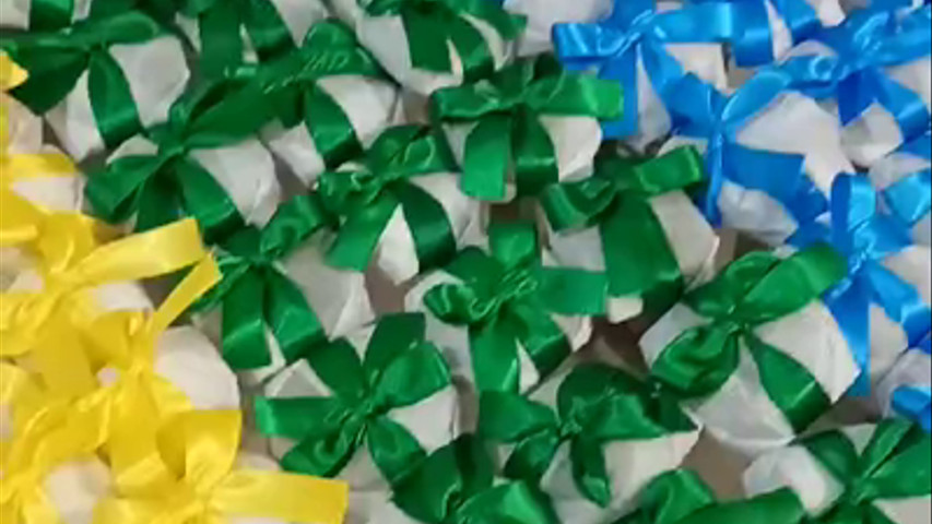 Cookies embaladinhos em papel de bem- casados no dia 29-07-2023