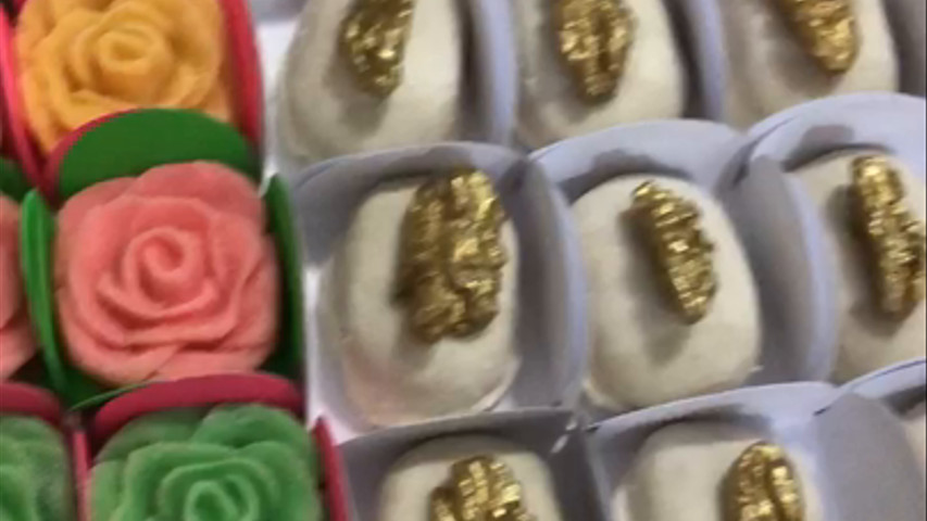 Rosas coloridas de brigadeiro e bombom de uva