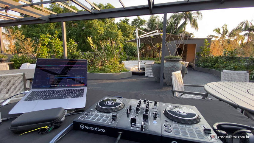 Um DJ Incrível Anima a Festa de Debutante Mais Badalada!