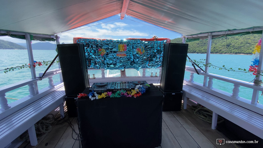 DJ no Catamarã