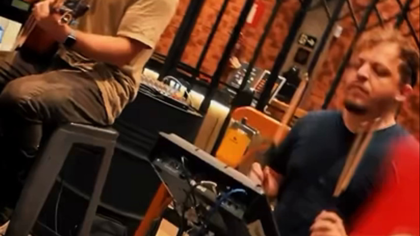 Drake em voz, violão e bateria eletrônica