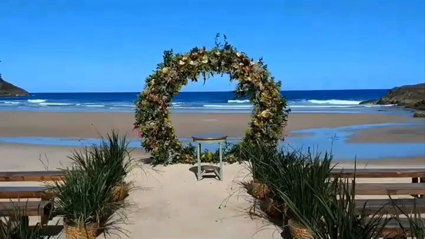 Imagens do altar na praia de Itacaré