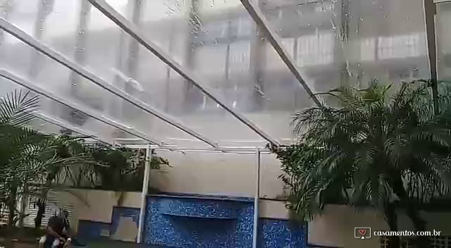 Cobertura cristal com estrutura branca