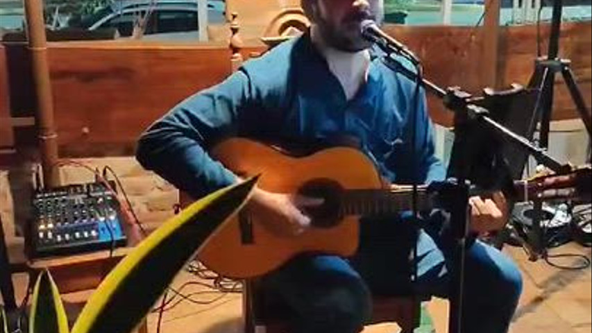 Guilherme Carvalho - Voz e Violão