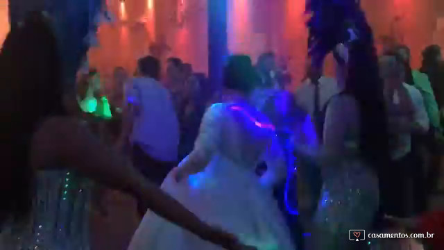 Emoção com bateria de escola de samba no casamento