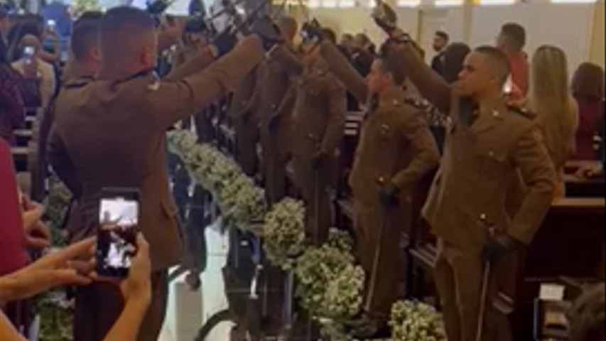 Saída dos noivos Regiane e Rafael com o comando da Cúpula