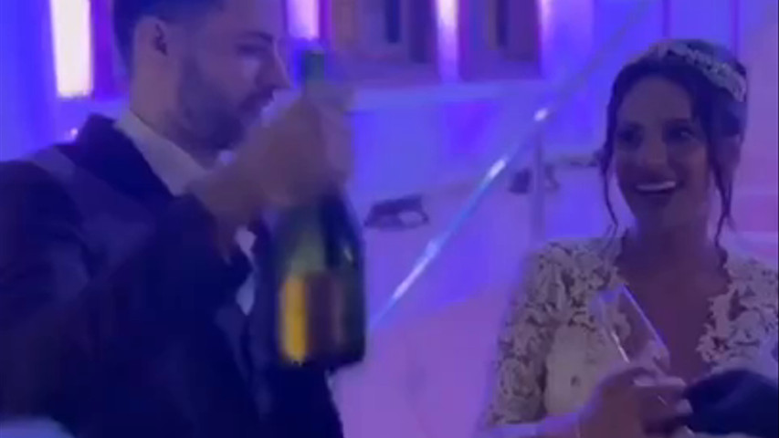 Entrada perfeita dos noivos na festa 