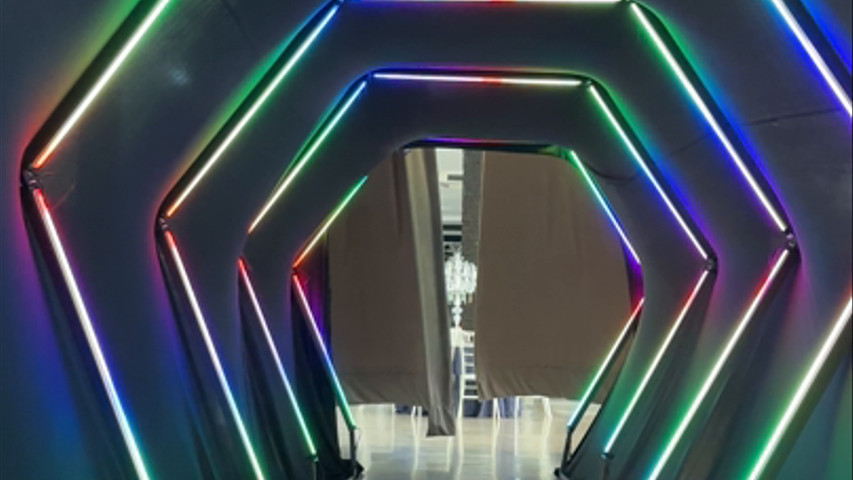 Túnel de LED com vídeos