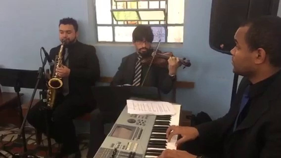 Trio: teclado, sax e violino