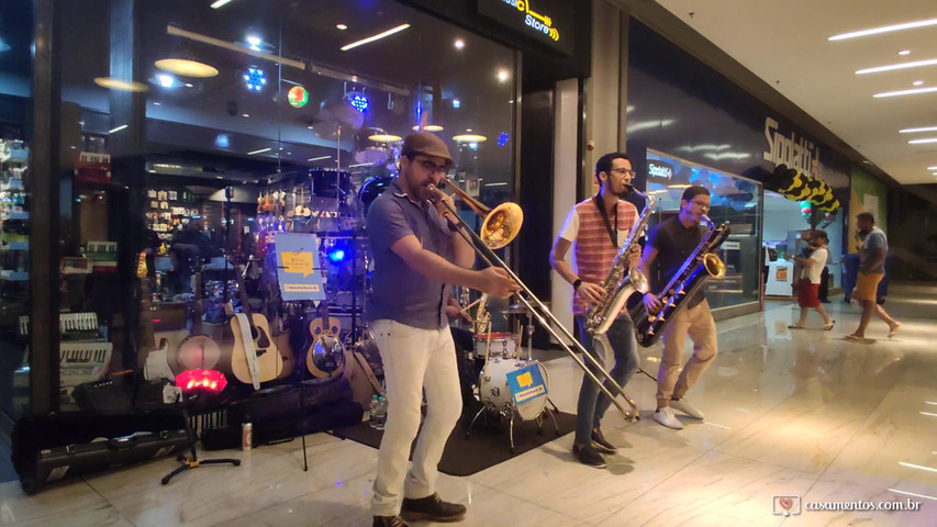 Metal Urbano Brasil tocando no Shopping